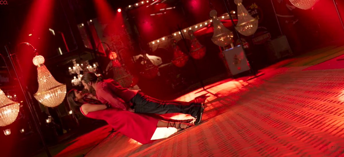 helloalvy's tweet photo. he deserves more praises as a vocalist 🤌plus his captivating visual and the cinematography <3
#JeeRaheTheHum
#30DaysToKBKJ https://t.co/zeGMhcRrNg