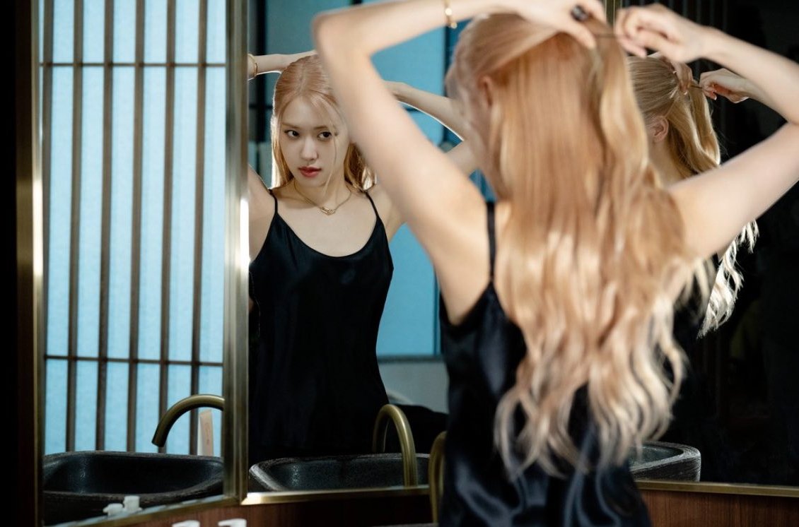 Happiness1997TS's tweet photo. well, this vibe screams like she's one of the Ocean's 8 🫦💍 #ROSÉ #로제 https://t.co/RxVe7PXXs9