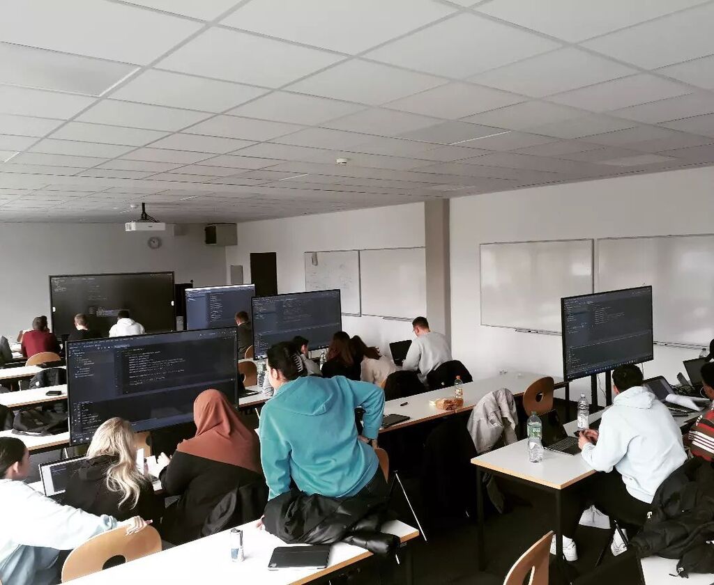 Teaching Java and Python to students of the Digital Business Bachelor program  using the Mob programming practice from agile software development.

#hhz_bb #digitalbusiness #studium #Karriere #agile instagr.am/p/CqC6dy0DYfY/