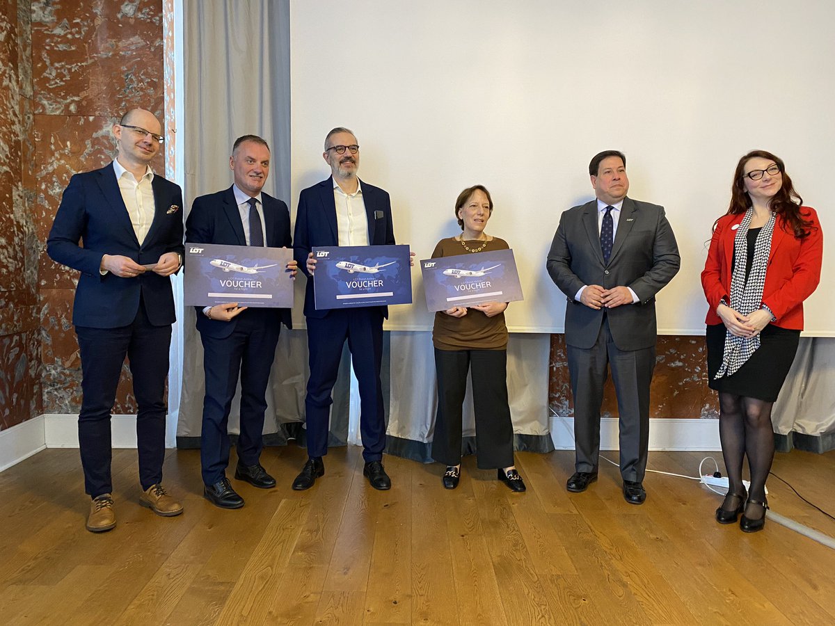 🗣️Nuova destinazione 🛫 🇵🇱🇮🇹
 Inauguracja nowego połączenia lotniczego na trasie 🇵🇱🇮🇹

 ✈️ Port Lotniczy #Warszawa - #Radom (RDO) - Rzym (FCO) 

Benvenuti tutti in 🇵🇱
Zapraszamy wszystkich do Polski 🇵🇱 <a href="/PLinItalia/">Ambasciata di Polonia a Roma</a> <a href="/POT_GOV_Pl/">POT_GOV_PL</a> <a href="/Porty_Lotnicze/">Polskie Porty Lotnicze S.A.</a> <a href="/LOTPLAirlines/">Polskie Linie Lotnicze LOT</a>  #PoloniaTravel