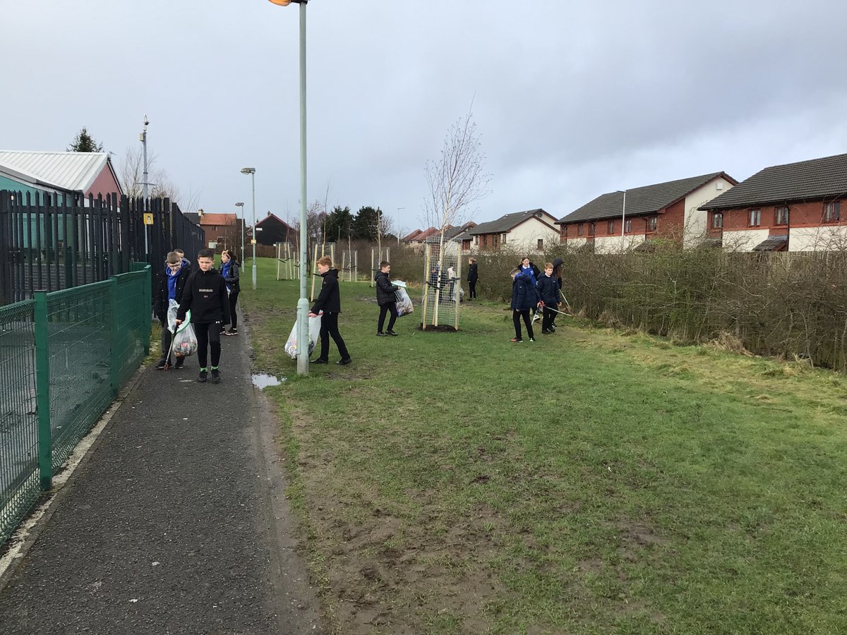 whitdale_ps's tweet photo. P7G did an amazing job this morning when they took part in the big #SpringCleanScotland We hope the community is proud of our efforts to #keepscotlandbeautiful https://t.co/QhB7D59RWO