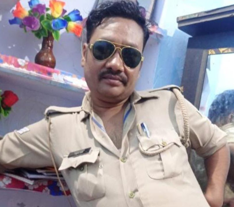 suraj_livee's tweet image. कानपुर में हेड कांस्टेबल राहुल वर्मा ने ट्रेन से कटकर की ख़ुदकुशी..!!

लंबे समय से सस्पेंड चल रहे थे राहुल, चार दिन पहले परिवार समेत DCP से मिले थे..!!

बहाली न होने की वजह से तनाव में थे…अब बैकडेट में बहाली आदेश बनाने का प्रयास चल रहा है..!!- सूत्र

@Uppolice