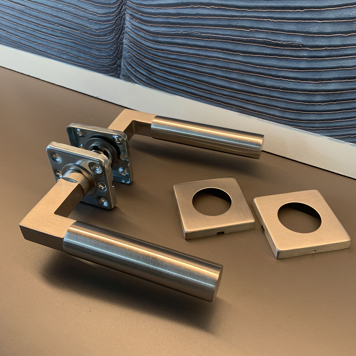 Yuki201522's tweet photo. 6 hole durable innerbase door handle, let's DIY the house.
#doorhandle #leverhandle #stainlesssteelhandle #DIY #hardware
#architecture #interior https://t.co/ajsiFRkVsE