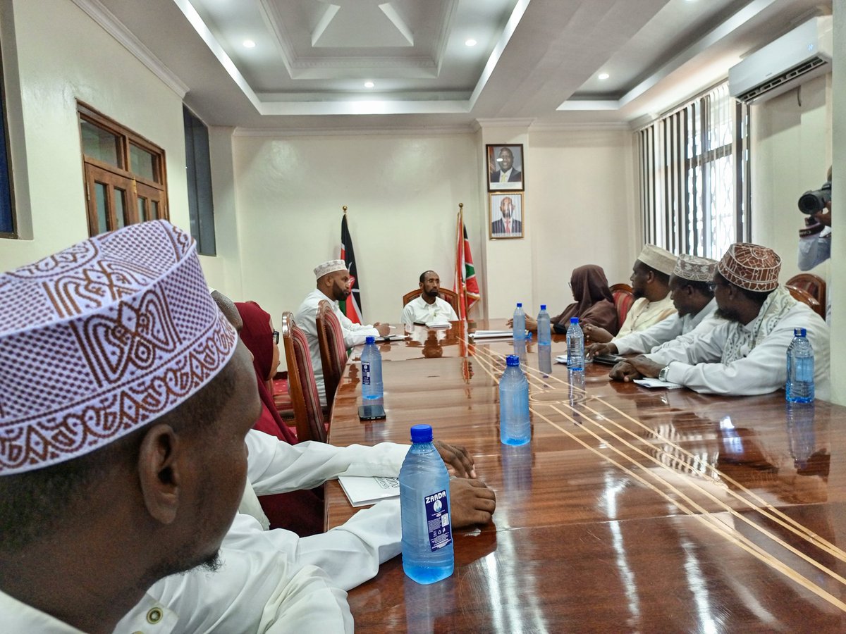 AEDT_Interact's tweet photo. #HudumaMashinani
@dr_saado  , VC @UmmaUniversity held a very interactive meeting with @MohamedAKhalif, Governor Mandera county , They discussed potential areas of collaboration, moreso on how students from @Mandera_cgvt can benefit from the partial scholarships @UmmaUniversity https://t.co/RfpevyQxmh