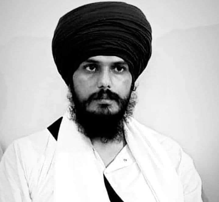 _D_KAUR's tweet photo. ਪੰਥਕ ਆਗੂਆਂ ਦੀ ਚੁੱਪ ਤੇ ਗਦਾਰਾਂ ਵੱਲੋਂ ਪਾਇਆ ਜਾ ਰਿਹਾ ਗਿੱਧਾ

ਪੰਜਾਬ ਦੇ ਹੀਰੇ ਪੁੱਤ ਦਾ ਸ਼ਿਕਾਰ ਖੇਡਣ ਲਈ ਰਾਹ ਪੱਧਰਾ ਕਰ ਰਹੇ ਆ
#WeStandWithAmritpalSingh https://t.co/JbQDIrXhLE