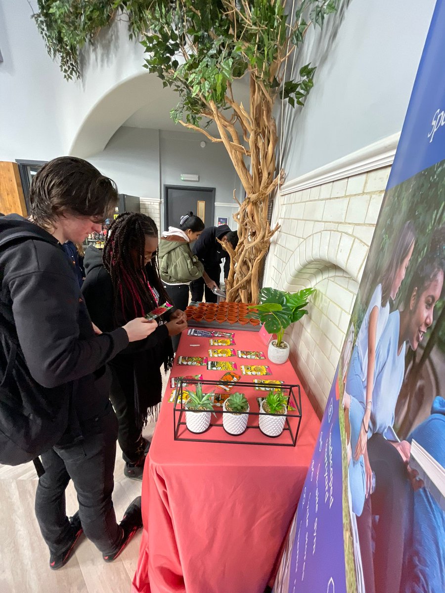 EdenSquare's tweet photo. Watch us grow! 🌱🌻🌿 Our students had a blast planting their favorite seeds at our Fresh Grow event. Here's to nurturing our plants and watching them flourish just like we do in our own lives. #GrowItFresh #StudentGardeners #plantlove #covuni https://t.co/CxKngvvZyL