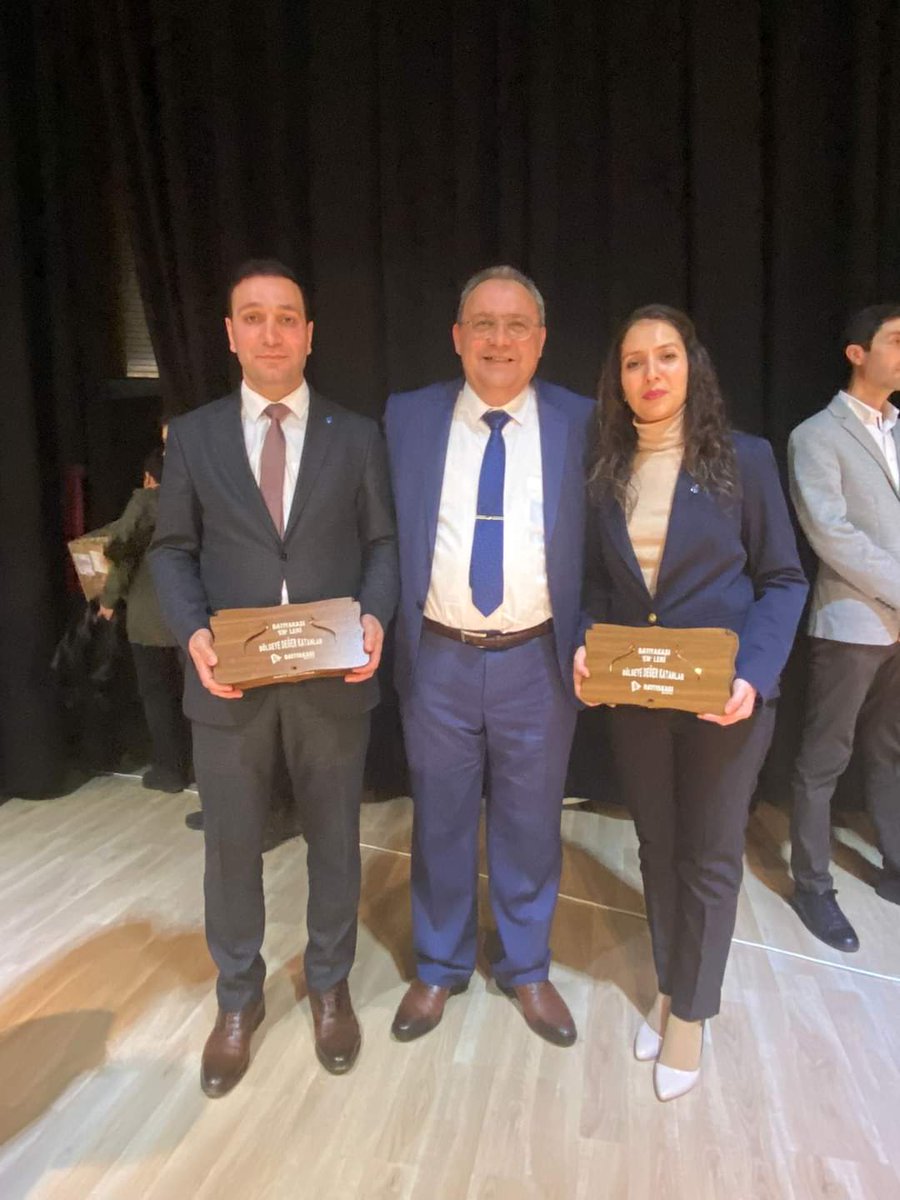 BATIYAKASI EN'LERİ BÖLGEYE DEĞER KATANLAR Ödül Gecesinde Mesleki Başarı ödülümüzü Deva Partisi Kocaeli İl Başkan Yardımcımız Sn <a href="/zlemkay80123364/">munzurun kızı🇹🇷</a> hanımın elinden almak bizleri gururlandırdı. Gecede ödülünü alan @adelisa_ak hanımı ve komisyon üyesi <a href="/Abdullah41D/">Abdullah YILDIZ</a> beyi tebrik ederim.