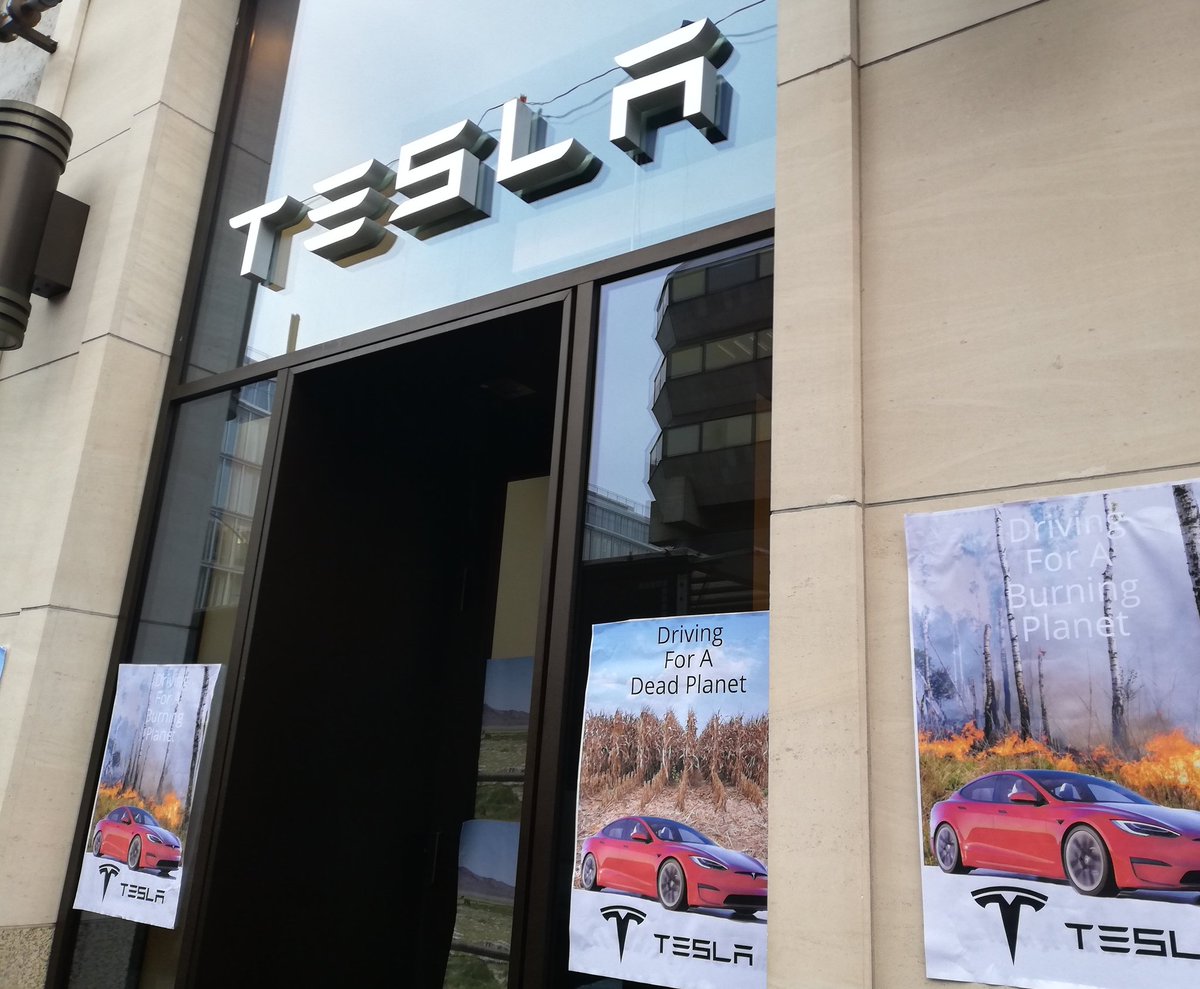 IL_Berlin's tweet image. 🚩 Aktion vor dem #Tesla-Store in Berlin +++ Driving For A Burning Planet

1️⃣ Die E-Autos sind eine Wasser-Katastrophe und somit eine dreckige Lüge!

2️⃣  Die Autoproduktion und der Ausbau des Werks bei #Berlin müssen gestoppt werden!