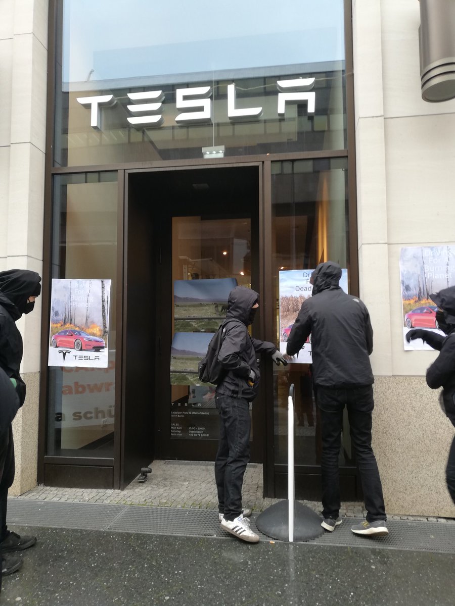 IL_Berlin's tweet image. 🚩 Aktion vor dem #Tesla-Store in Berlin +++ Driving For A Burning Planet

1️⃣ Die E-Autos sind eine Wasser-Katastrophe und somit eine dreckige Lüge!

2️⃣  Die Autoproduktion und der Ausbau des Werks bei #Berlin müssen gestoppt werden!