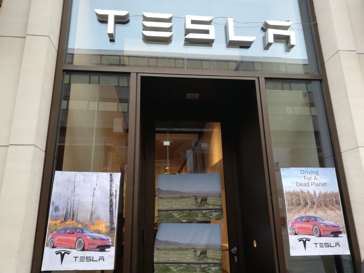 IL_Berlin's tweet image. 🚩 Aktion vor dem #Tesla-Store in Berlin +++ Driving For A Burning Planet

1️⃣ Die E-Autos sind eine Wasser-Katastrophe und somit eine dreckige Lüge!

2️⃣  Die Autoproduktion und der Ausbau des Werks bei #Berlin müssen gestoppt werden!
