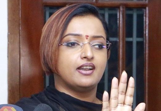 IANSKhabar's tweet image. सोना तस्करी के आरोपी स्वप्ना सुरेश (#SwapnaSuresh) और विजेश पिल्लई के खिलाफ लगाए गए आरोपों की जांच के लिए केरल पुलिस ने एक उच्च स्तरीय टीम का गठन किया। कन्नूर में माकपा पार्टी के एक कार्यकर्ता ने शिकायत दर्ज कराई है। पुलिस एसपी हेमलता के नेतृत्व में टीम में साइबर विशेषज्ञ भी हैं।