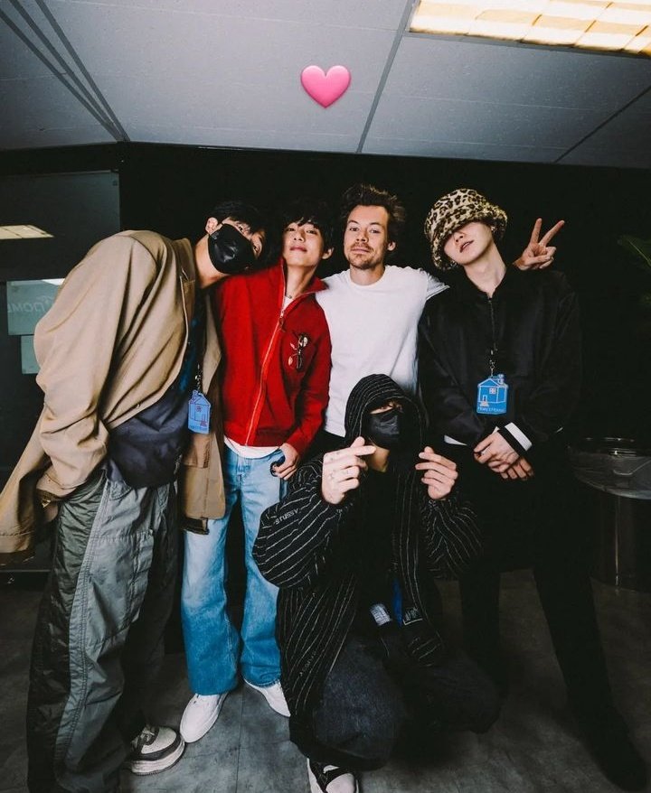 Harry Promo PH 🏠 (@HarryPromoPH) on Twitter photo 2023-03-21 10:18:40 Look, BTS Leader RM, and his member, V, shares a photo of them with @Harry_Styles together with their other group members, Jungkook and Suga yesterday at #LoveOnTourSeoul ! Look, BTS Leader RM, and his member, V, shares a photo of them with @Harry_Styles together with their other group members, Jungkook and Suga yesterday at #LoveOnTourSeoul !