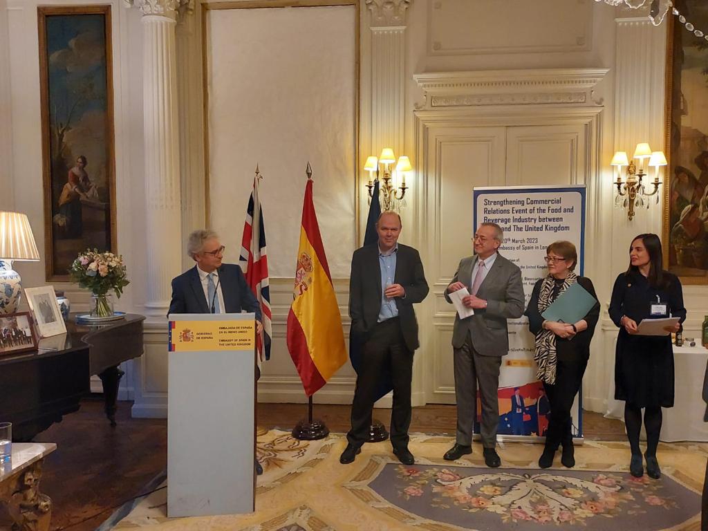 🔵#FIAB, con apoyo del @mapagob, celebra una recepción en la Embajada de 🇪🇸 en #Londres. Un encuentro con más de 6️⃣0️⃣ organizaciones enfocado a reforzar las relaciones comerciales 🇪🇸 y🇬🇧, especialmente en el nuevo escenario comercial tras el #brexit.

📲fiab.es/industria-espa…
