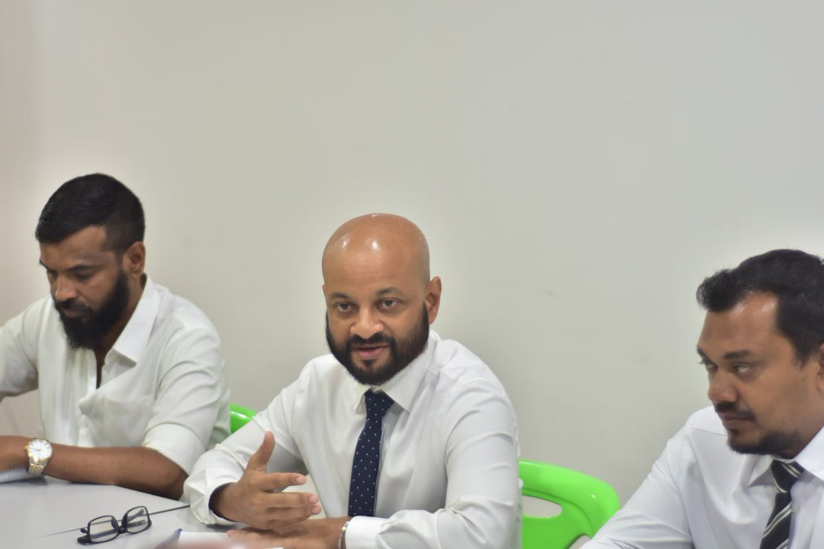 AdhaalathOffice's tweet photo. އެމްއާރުއެމްގެ އެދުމުގެ މަތިން އެ ޕާޓީގެ ރައީސް @afarismaumoon އާއި ޕާޓީގެ ލީޑަރޝިޕްގެ ބޭފުޅުންނާއެކު ބައްދަލުކުރެވުނު. މި ބައްދަލުވުމުގައި ހިނގަމުން މިދާ ރިޔާސީ ދައުރުގައި ކުރެވުނު ތަޖުރިބާތަކާއި ކުރިއަށް އޮތްތަނުގައިވެސް ގުޅިގެން މަސައްކަތްކުރާނެ ގޮތްތަކާމެދު މަޝްވަރާކުރެވުނު. https://t.co/u8hvvBIklt