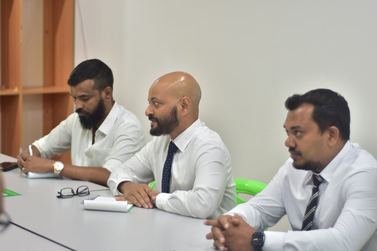 AdhaalathOffice's tweet photo. އެމްއާރުއެމްގެ އެދުމުގެ މަތިން އެ ޕާޓީގެ ރައީސް @afarismaumoon އާއި ޕާޓީގެ ލީޑަރޝިޕްގެ ބޭފުޅުންނާއެކު ބައްދަލުކުރެވުނު. މި ބައްދަލުވުމުގައި ހިނގަމުން މިދާ ރިޔާސީ ދައުރުގައި ކުރެވުނު ތަޖުރިބާތަކާއި ކުރިއަށް އޮތްތަނުގައިވެސް ގުޅިގެން މަސައްކަތްކުރާނެ ގޮތްތަކާމެދު މަޝްވަރާކުރެވުނު. https://t.co/u8hvvBIklt