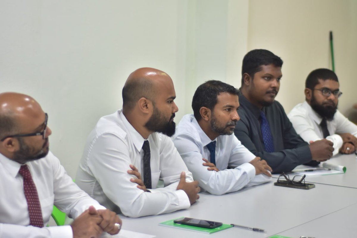 AdhaalathOffice's tweet photo. އެމްއާރުއެމްގެ އެދުމުގެ މަތިން އެ ޕާޓީގެ ރައީސް @afarismaumoon އާއި ޕާޓީގެ ލީޑަރޝިޕްގެ ބޭފުޅުންނާއެކު ބައްދަލުކުރެވުނު. މި ބައްދަލުވުމުގައި ހިނގަމުން މިދާ ރިޔާސީ ދައުރުގައި ކުރެވުނު ތަޖުރިބާތަކާއި ކުރިއަށް އޮތްތަނުގައިވެސް ގުޅިގެން މަސައްކަތްކުރާނެ ގޮތްތަކާމެދު މަޝްވަރާކުރެވުނު. https://t.co/u8hvvBIklt