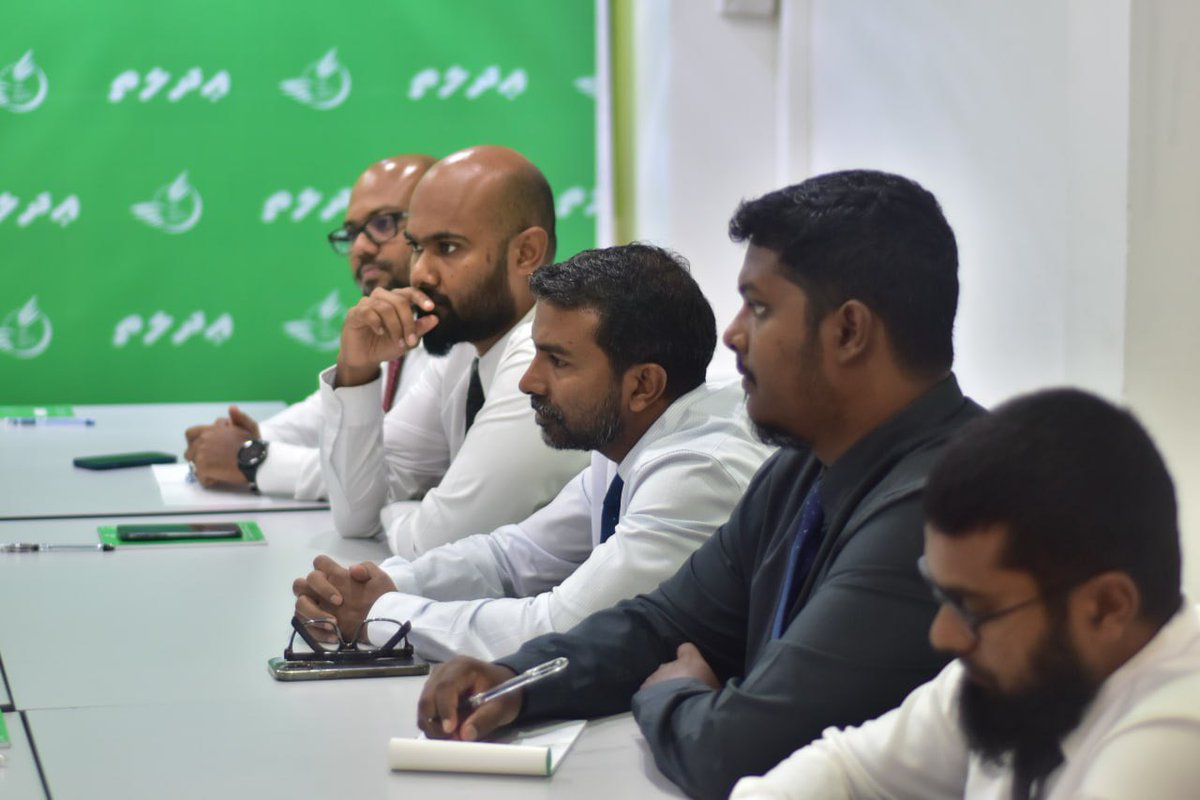 AdhaalathOffice's tweet photo. އެމްއާރުއެމްގެ އެދުމުގެ މަތިން އެ ޕާޓީގެ ރައީސް @afarismaumoon އާއި ޕާޓީގެ ލީޑަރޝިޕްގެ ބޭފުޅުންނާއެކު ބައްދަލުކުރެވުނު. މި ބައްދަލުވުމުގައި ހިނގަމުން މިދާ ރިޔާސީ ދައުރުގައި ކުރެވުނު ތަޖުރިބާތަކާއި ކުރިއަށް އޮތްތަނުގައިވެސް ގުޅިގެން މަސައްކަތްކުރާނެ ގޮތްތަކާމެދު މަޝްވަރާކުރެވުނު. https://t.co/u8hvvBIklt