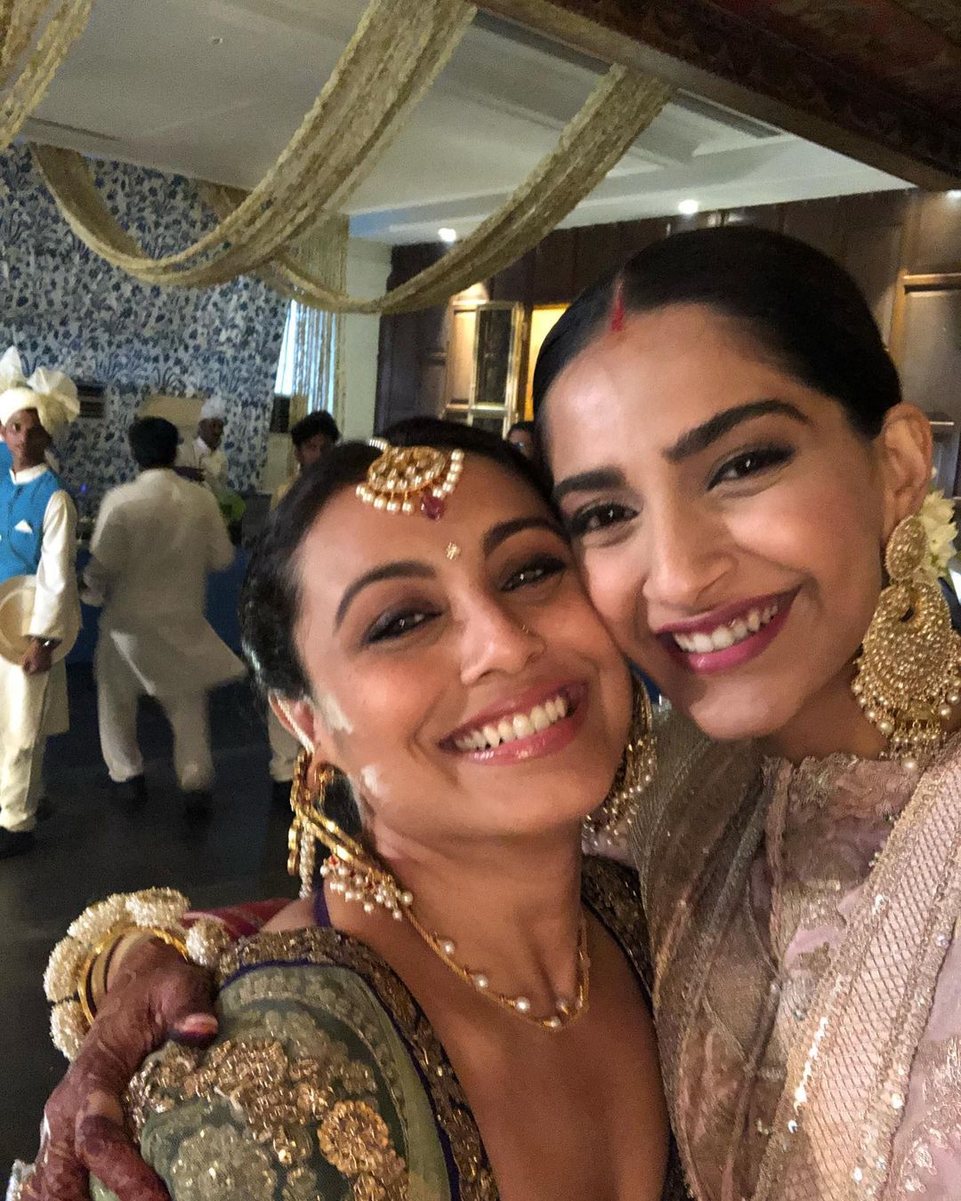 Sonam kapoor greets rani mukerji a happy birthday in her IG post 
