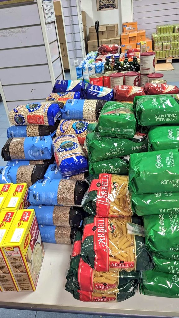 Hdad_Macarena's tweet photo. ASISTENCIA SOCIAL | Gracias a la asociación #CorazonesConBata y a su promotora Lorena Leyva por la donación de 400 kilos de alimentos que serán distribuidos entre las familias necesitadas del barrio.
Que el Señor y la Virgen premien la generosidad de Corazones con Bata y Lorena. https://t.co/h1JdBNFKO8