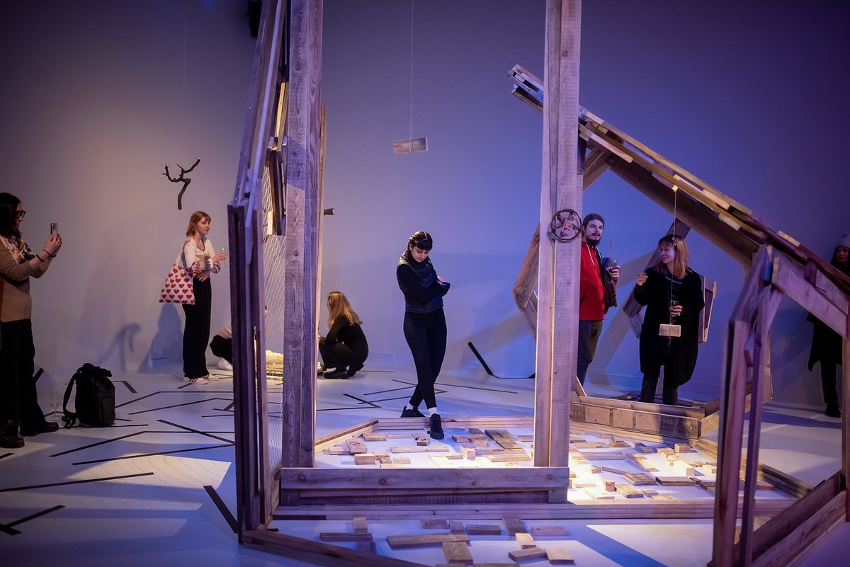 u_jazdowski's tweet photo. W zeszłym tygodniu otworzyliśmy wystawę „Axis mundi” Zuzanny Srebrnej w #ProjectRoom. To czwarta ekspozycja w cyklu wystaw młodych artystów, można ją zwiedzać do 23/04. Zapraszamy! 🔮
Więcej 👉 https://t.co/RwdYcxc65q
📷 Daniel Czarnocki https://t.co/0SyJxnmjXT
