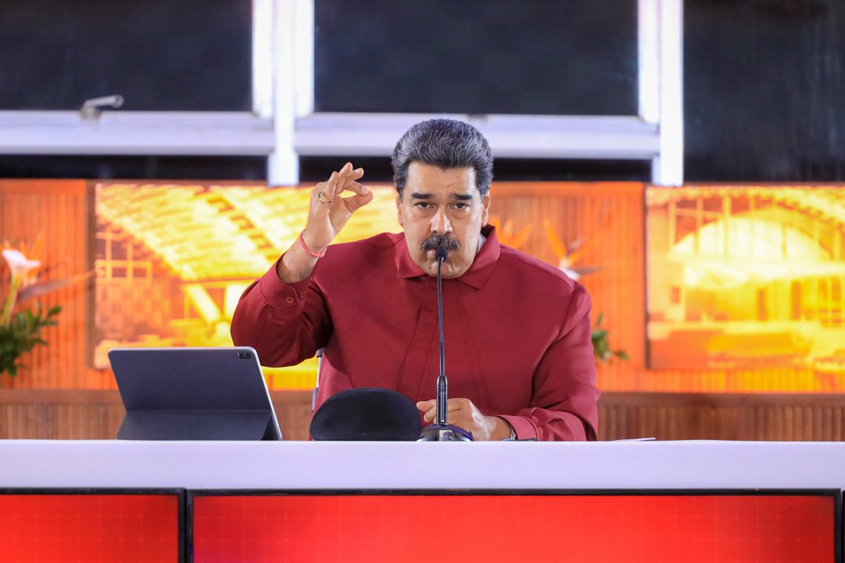 Mira_Venezuela's tweet photo. #AsíLoDijo @NicolasMaduro:

¡Justicia, Justicia, Justicia pide nuestro Pueblo! Estemos hoy más que nunca unidos contra la corrupción. Pueblo unido, activo, denunciante y movilizado en la gran batalla épica, espiritual, cultural y moral. 
#MaduroGolpeaALosCorruptos https://t.co/HjaZzBmgEx