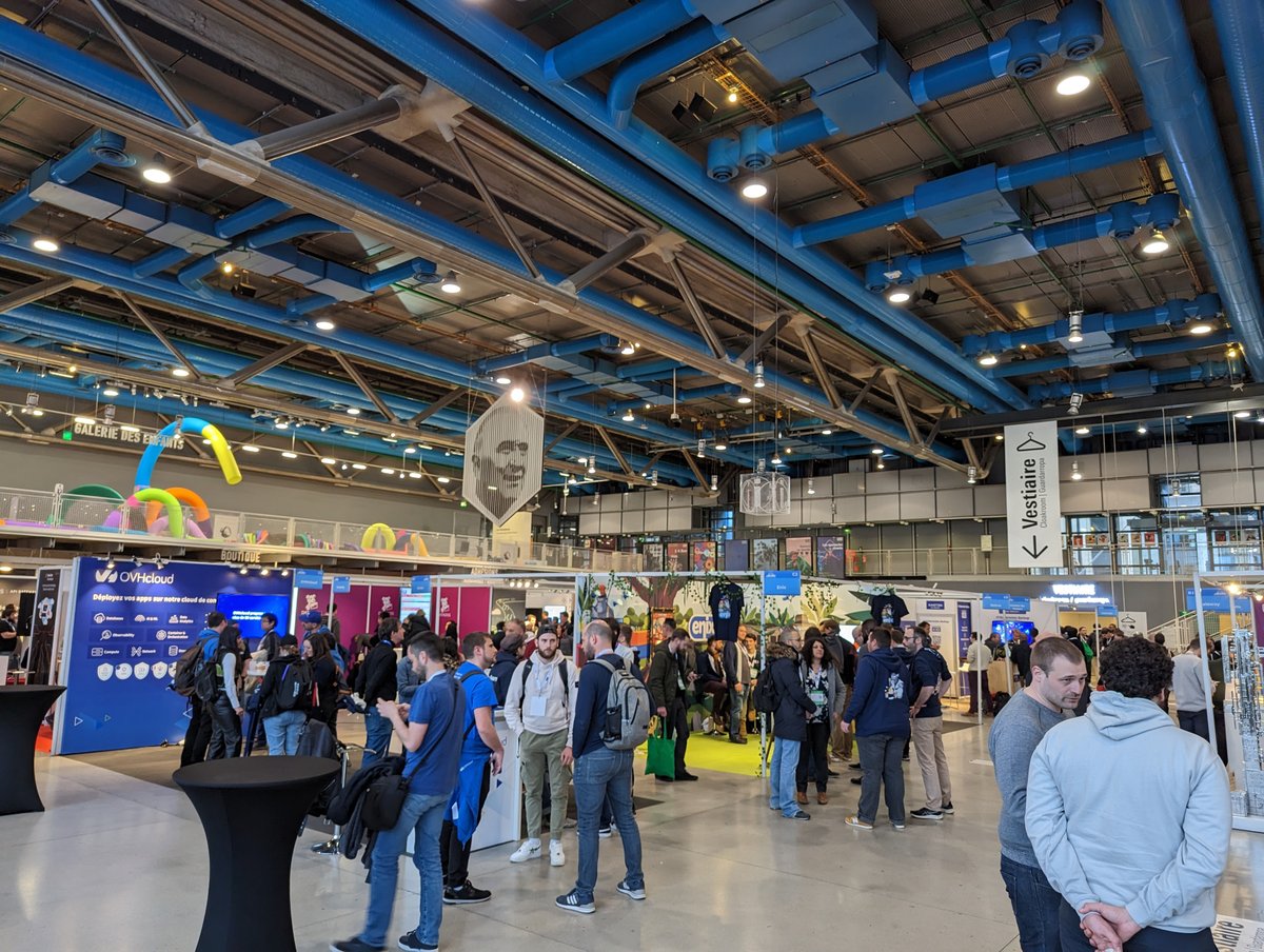 altolabs's tweet photo. très content d'avoir pu rencontrer plein d'utilisateurs de #kubernetes au @KubeDaysFrance et leur présenter comment les outils @kubolabs simplifient la détection et la résolution de problèmes sur un cluster #k8s (et de recroiser @solomonstre!) #KCDFrance #KubernetesCommunityDay https://t.co/O30xxjE17y