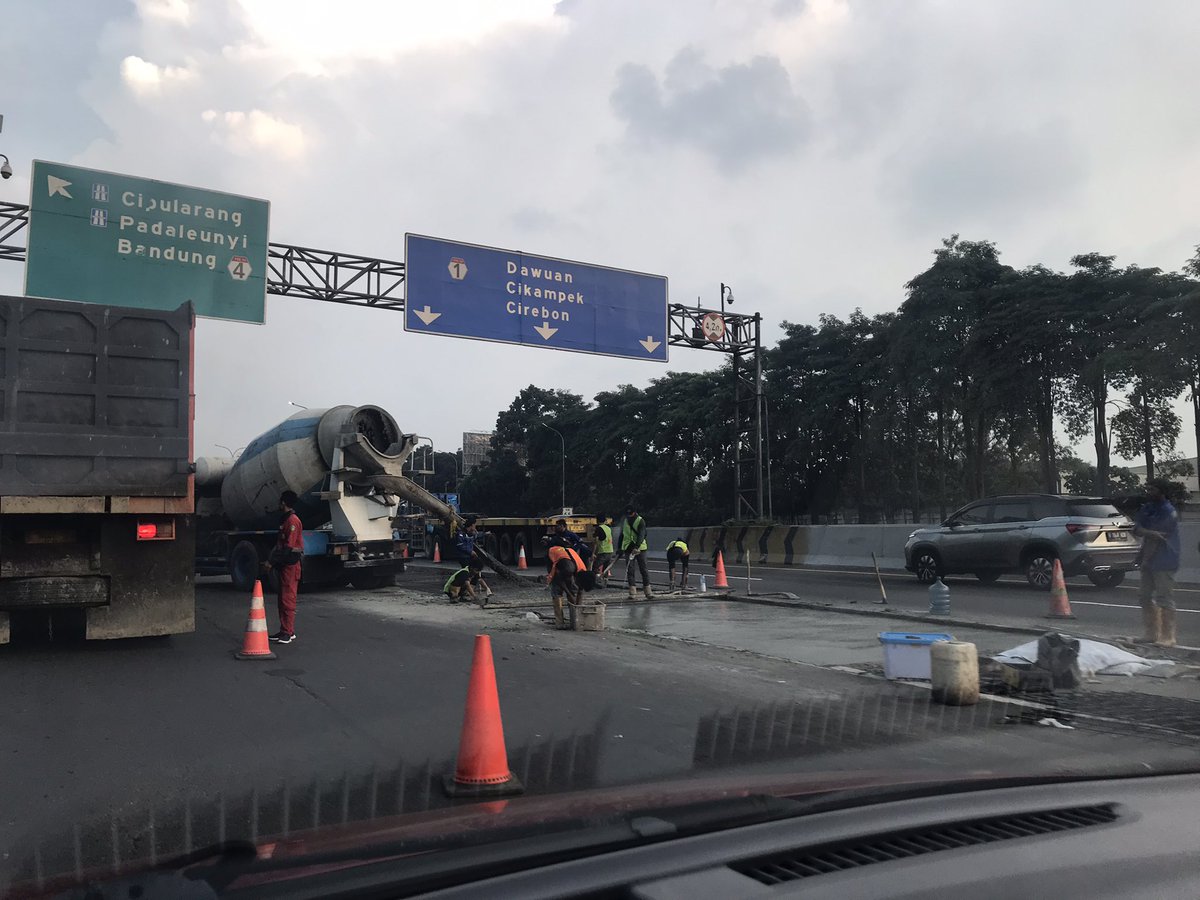 Tonkqie's tweet photo. Rutinitas menjelang puasa atau lebaran — macet menuju cipularang @PTJASAMARGA @SonoraFM92 @RadioElshinta https://t.co/WJcdPQyLWs