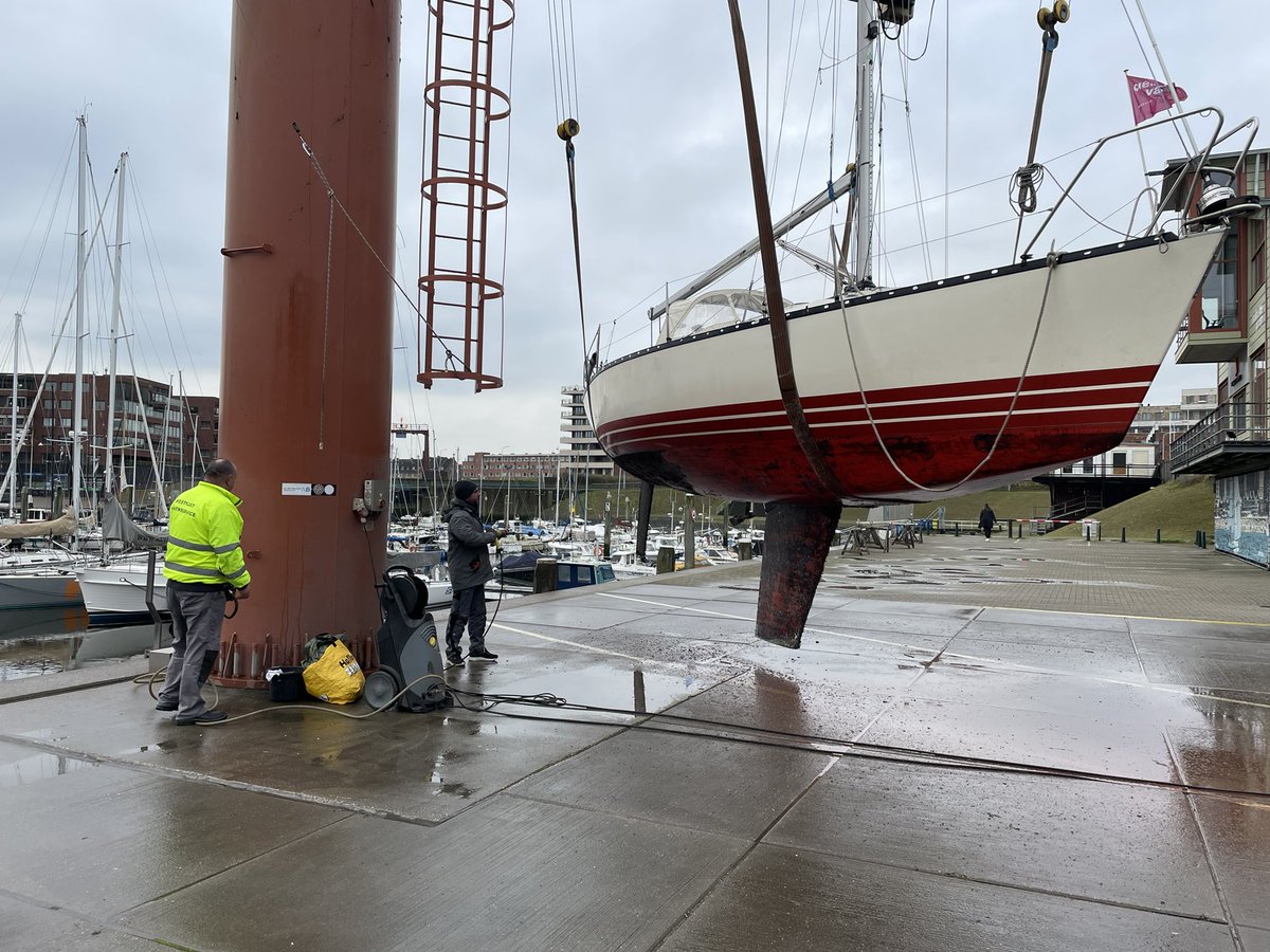 Dankzij deze twee heren kunnen we voorlopig alleen op de dinsdag u verder helpen met kranen! Wij wensen Jeroen van Veen een spoedig herstel toe en tot die tijd staan deze kanjers voor u klaar!