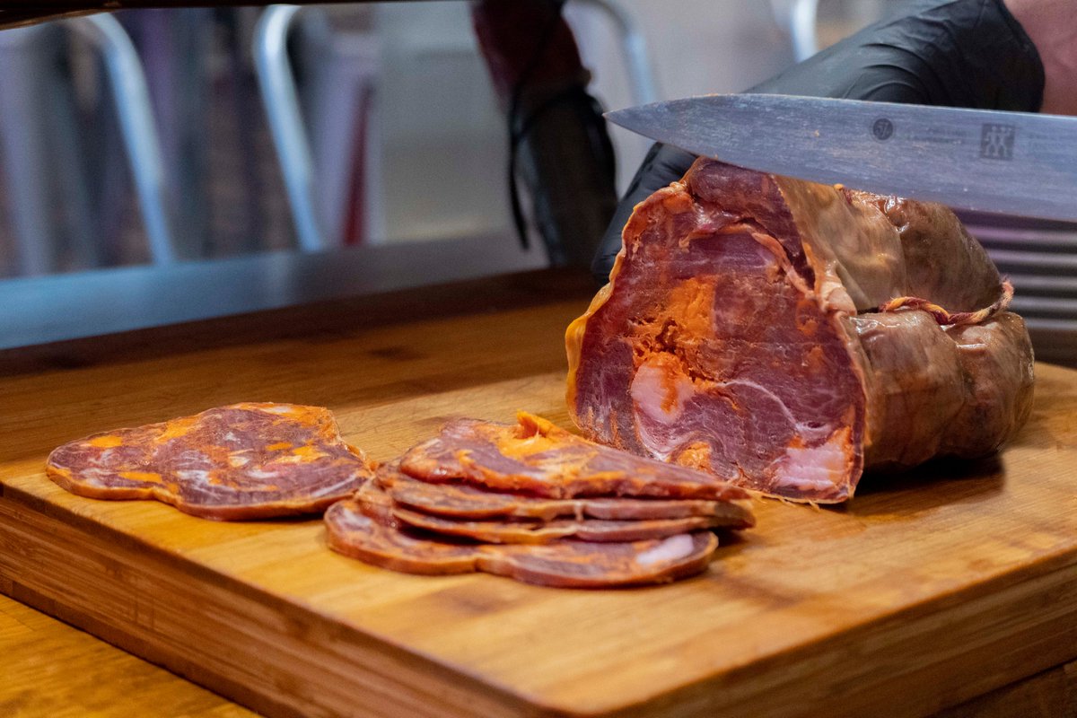 Jamon_EveryBody's tweet photo. Realizado a partir de una selección del mejor magro ibérico a partir de ciertas piezas del #cerdo que resaltan el sabor y la calidad del producto, el #morcón es de los mejores tesoros de Antonio Martín Martín🐷

Pruébalo en #jamoneverybody 🤤

Enjoy the best iberian products 🤩 https://t.co/mt7KCtTu8l