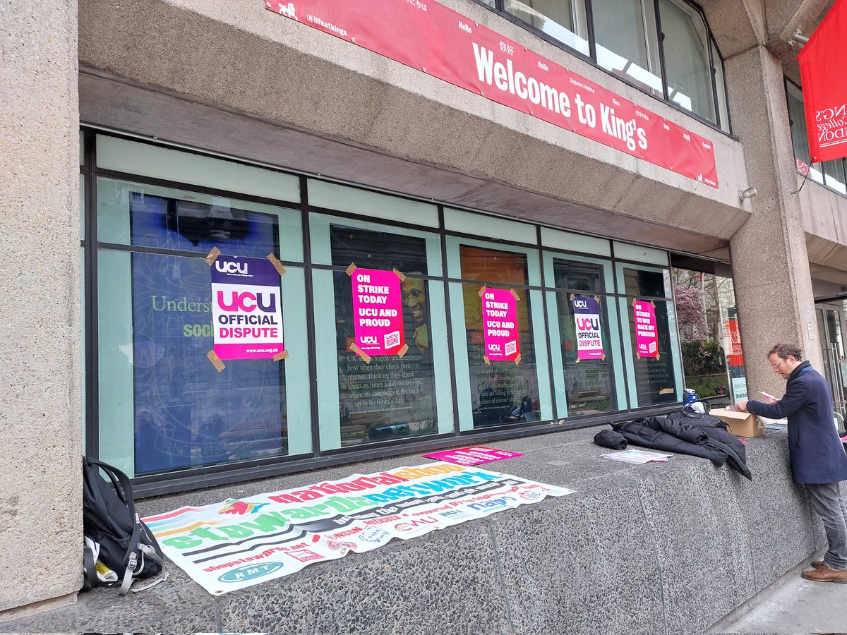 NSSN_AntiCuts's tweet image. #NSSN supporting #UCUstrike - #KCL picket #London @KCL_UCU @ucu #ucuRISING