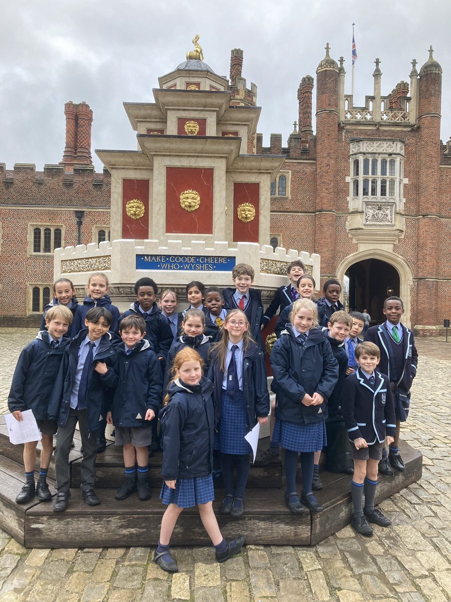 Year 4 were taken on a tour of Hampton Court on Friday, where they learnt about all things Tudor and explored the wonderful gardens🪴 #tudorworkshop #hamptoncourt #schooltrip