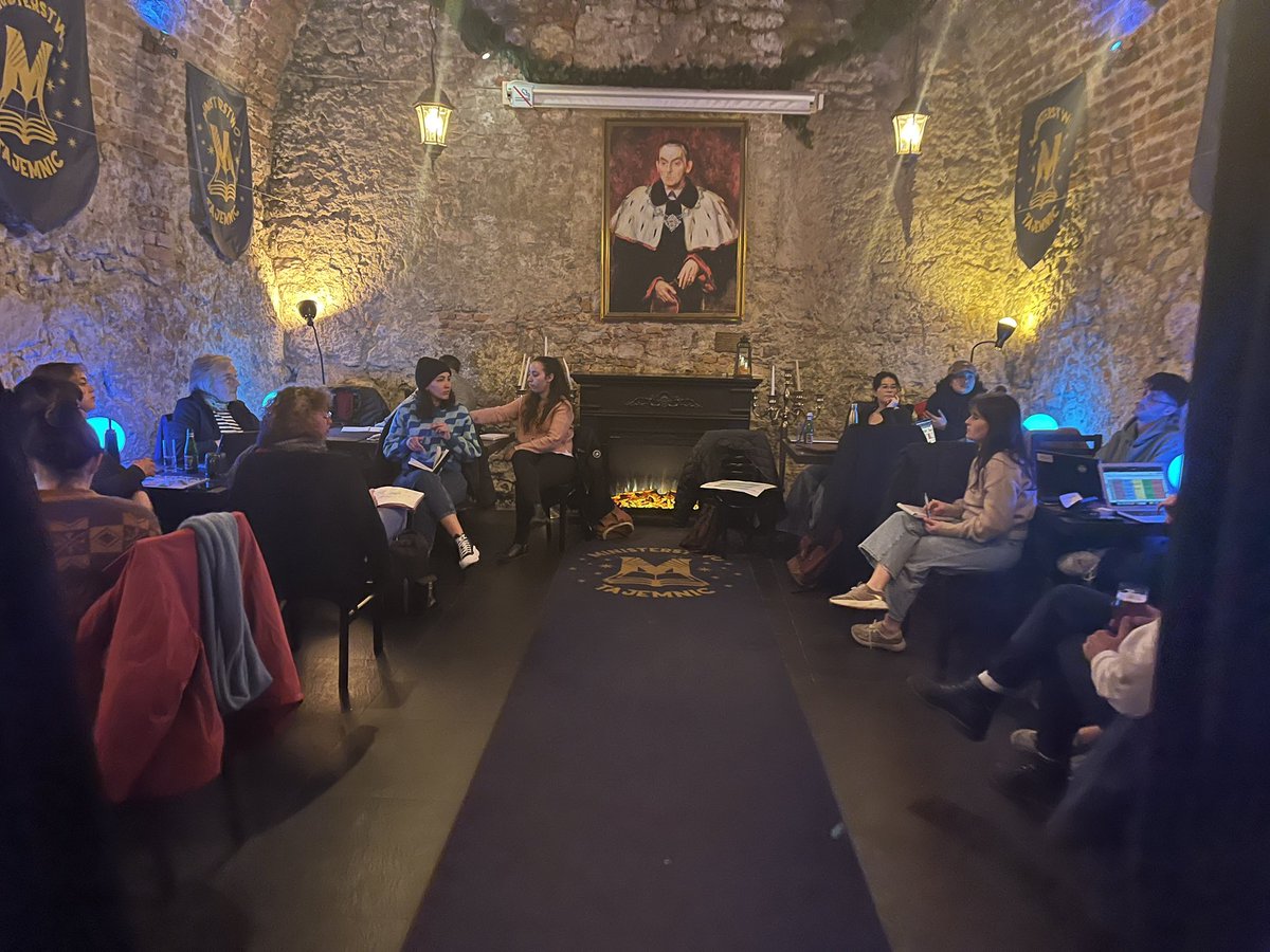 C’est parti ! Première conférence de rédaction à Cracovie hier soir. Reportages, enquêtes, portraits et interviews en cours par la rédaction de <a href="/VisoMag/">Visó Magazine</a> de <a href="/IjbaOfficiel/">IJBA</a> #SPE <a href="/UBMontaigne/">Université Bordeaux Montaigne</a> #journalisme #Cracovie #Pologne #frontières #GuerreEnUkraine