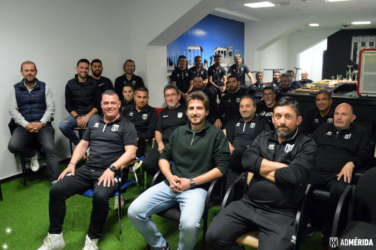 Academia_Merida's tweet photo. ✅ La pasada semana tuvo lugar la 𝗥𝗘𝗨𝗡𝗜𝗢́𝗡 de coordinares y entrenadores de 𝗟𝗮 𝗔𝗰𝗮𝗱𝗲𝗺𝗶𝗮 𝘆 𝗠𝗲́𝗿𝗶𝗱𝗮 𝗙𝗲𝗺𝗲𝗻𝗶𝗻𝗼 para analizar la temporada y seguir creciendo juntos 📈⚽️🤝 https://t.co/eo3BtExxPm