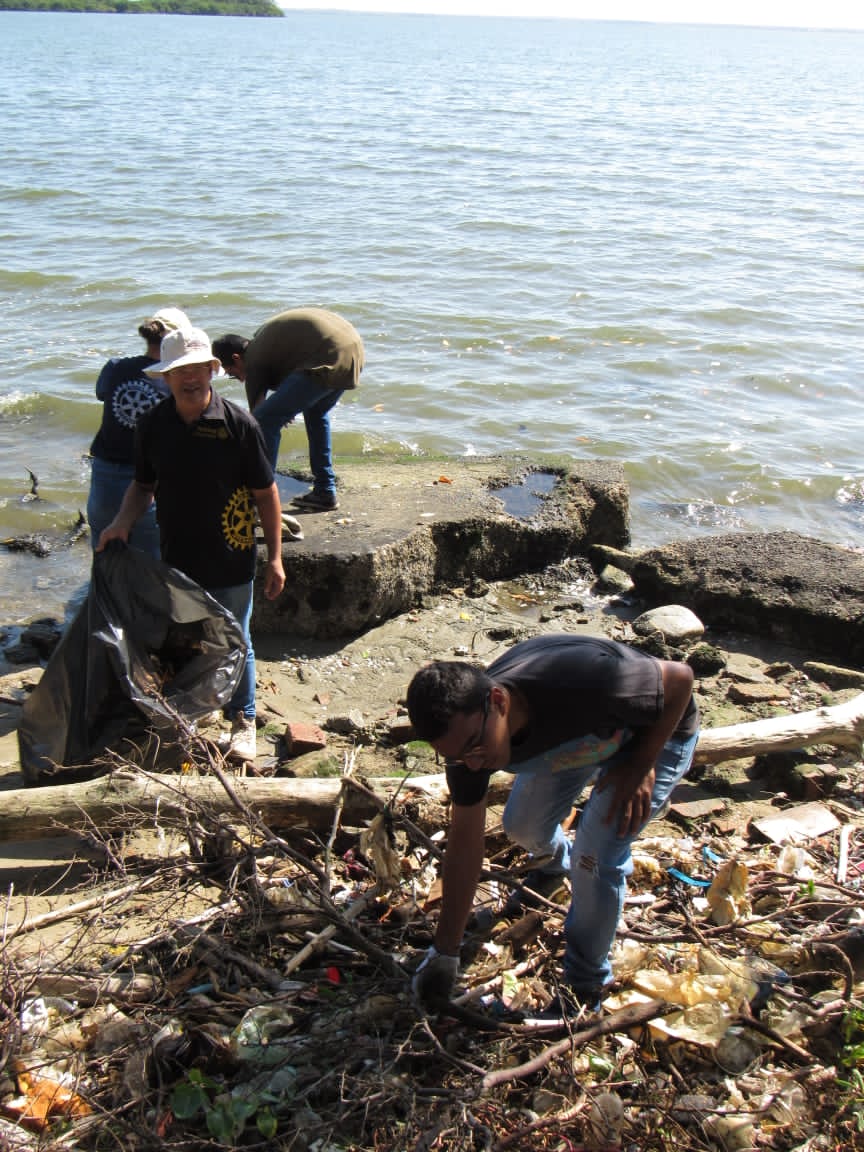 AnaChavez_'s tweet photo. En el marco de la semana mundial del Rotaract por sus 55 años de fundado, los socios y socias de Rotaract Catatumbo, Guajira, Maracaibo y Rotarac del Lago, realizaron una jornada de saneamiento en la vereda del Lago de Maracaibo. @rotaract @RotaryES @Rotary #RotaractWeek23 https://t.co/pGQhlNTQq6