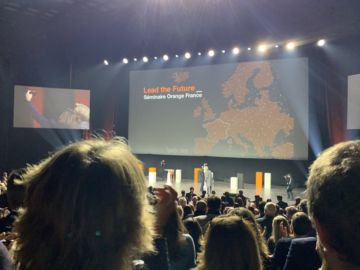 Standing ovation  pour nos capitaines <a href="/fabiennedulac/">Fabienne Dulac</a> et <a href="/Cheydema/">Christel Heydemann</a> lors du lancement du séminaire @orange_france  1journée qui rassemble 1200 managers pour partager notre nouveau plan stratégique #Lead_the_Future_ qui donne le cap pour les prochaines années
#hate_de_voir_ce_selfie