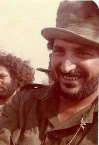 تعذر نقل جثمان الفريق السيد قذاف الدم من مصر لدفنه في مسقط راسه سرت بعد اصرار لجنة العقوبات في مجلس الأمن الدولي على ضرورة تقديم طلب نقل الجثمان لدراسته قبل اصدار الأذن بالسفر . 

تصور أين وصلنا حتى الأمـ ـوات تشملهم العقوبات لمجرد انهم من عائلة القذافي .

كم سيكتب التاريخ عن هذه