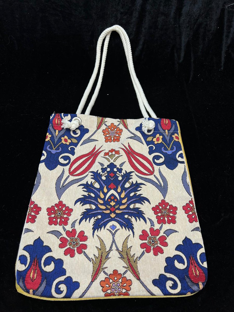 atlasgiftshop's tweet photo. goblen kumaş kol çantası
kedi 🐈🐱
lale 🌷
#goblen #cloth #hand #bag #tulip #cat #frida https://t.co/yz9DSPlsg7