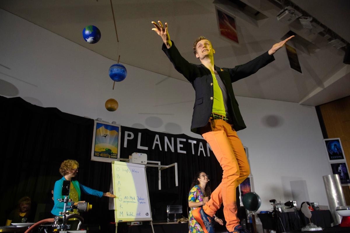 uni_tue's tweet photo. Vorführexperimente, Live-Musik und Live-Gesang: Es sind noch Plätze frei für die #Physikshow "Planetamos" der @UniBonn die am am 23./24. März zu Gast @uni_tue ist. Mehr Infos und Anmeldung (Eintritt frei): https://t.co/btYwXFcRiJ #Physik #Tübingen 📷: B. Frommann/Universität Bonn https://t.co/UUP40juCd3