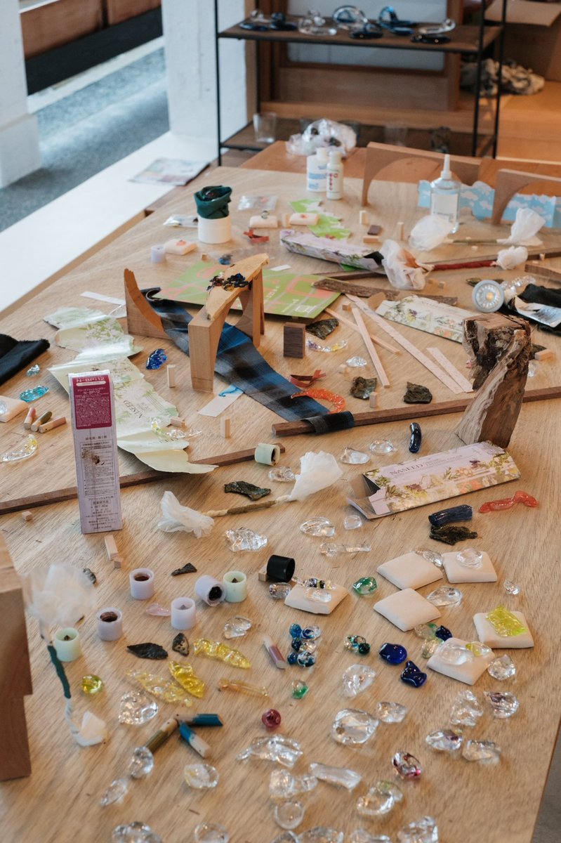 kmokartbonchi's tweet photo. 会場ではアーティストの制作現場で出る端材を「アートのかけら」として集め、ご来場頂いたお客さまに自由に並べてもらうワークショップを開催しました。これは誰の端材？何を作った時に出たの？なんて、作家さん本人にも訊ねながら、わいわいと楽しく参加して頂きました🙌
撮影:清水泰人　@yah_s_ https://t.co/t9UhPZGMN9