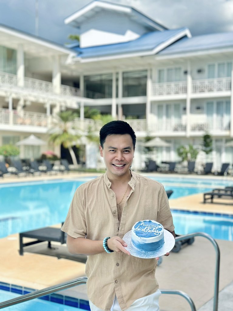 natebasuil's tweet photo. Life’s too short to not celebrate every chance you get! Live your life and forget your age. 
Happy Birthday to me! 💙🤍 https://t.co/9A4RO7dZzg