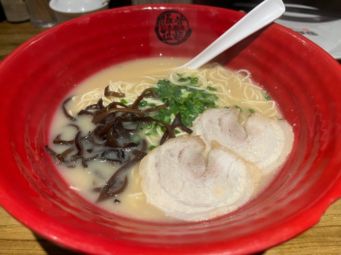 明日からしばらく豚が食べれないなと思い今夜は豚骨ラーメンと天津飯食べ過ぎました😅#上海 #博多豚骨 