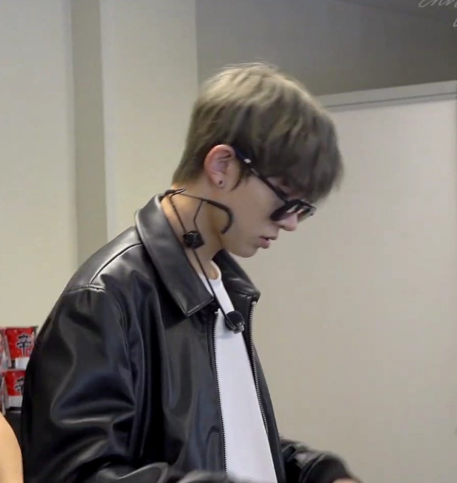 ihs_heeseung's tweet photo. so attractive in glasses 🥲💘 #heeseung https://t.co/a6NrpcuUZS