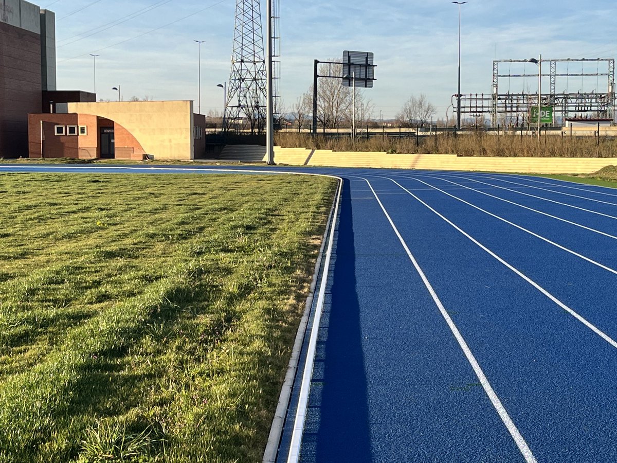 El jueves 23, se celebrará el acto inaugural de las nuevas pistas de la Universidad de León.
Una excelente noticia.
Un dato más de un largo proceso que comenzó en 1.986.
León pasó de la “inexistencia” a ser un  núcleo principal del atletismo español.
Conocen el origen? Yo, sí.