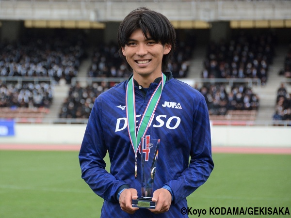 gekisaka's tweet photo. [MOM867]全日本大学選抜DF高木践(阪南大3年)_選抜で躍動する173cmDF、MVPヘッドで「ペッパーミルパフォ」
https://t.co/sAmQwLem5F
#ゲキサカ #大学サッカー https://t.co/uVdNiTAZlK