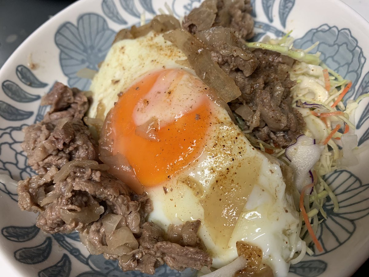 mmmooo820's tweet photo. みんなの夕飯は牛丼！
私の夕飯はRIZAP牛丼？
ご飯の代わりに野菜👍 https://t.co/xgNKFB2YKH