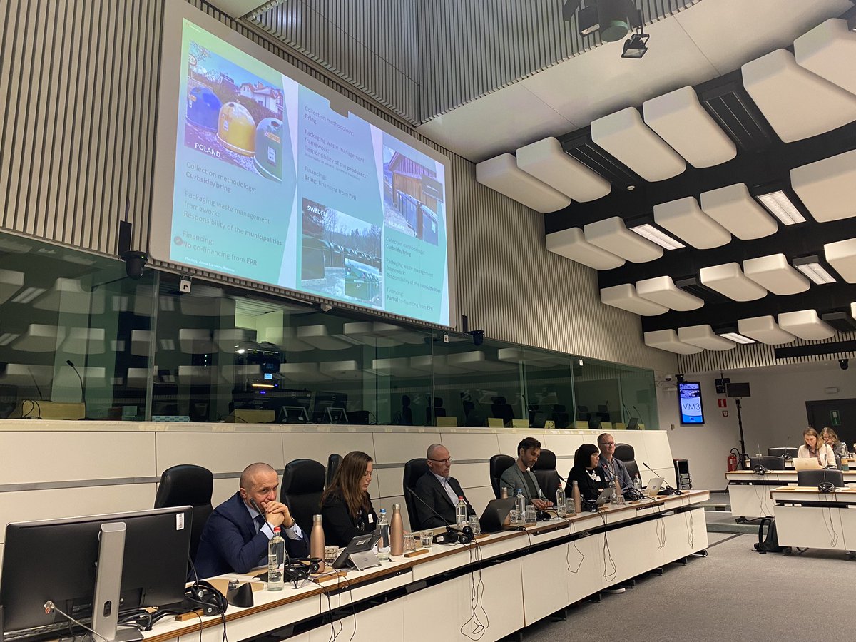 zerowasteeurope's tweet image. Anna Larsson, @Reloop’s Director for Circular Economy Development, starts with a quick overview of #MixedWasteSorting efforts in Poland 🇵🇱, Sweden 🇸🇪 and Norway 🇳🇴

Some of results achieved are as high as 87% of materials recovered ⭐️