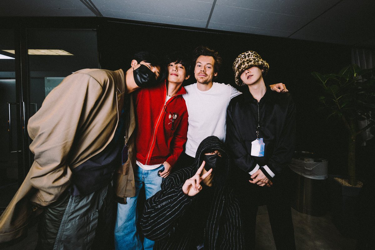 Harry Styles junto com Jungkook, RM, Suga e Taehyung ❤️
