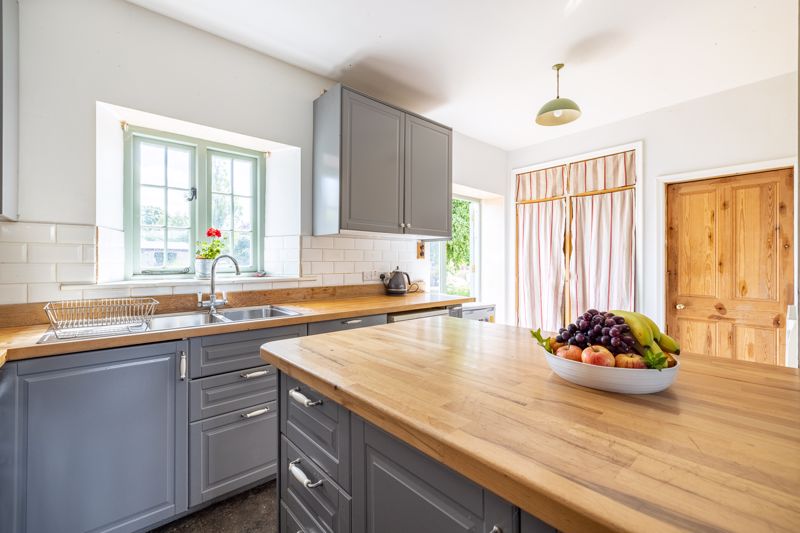 RTEstateAgent's tweet photo. 😍 The Home Farm in charming East Lydford village #Somerset 4 beds + 2 receptions and scope for attic extension. Offers £650k. Full details here: https://t.co/OlAd11hG1v Harry ☎️ 01963 351993 #propertyforsale #farmhouse #westcountrylife https://t.co/qrwrnSfA6J