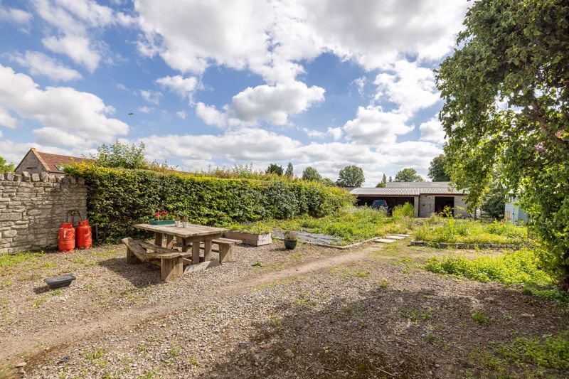 😍 The Home Farm in charming East Lydford village #Somerset 4 beds + 2 receptions and scope for attic extension. Offers £650k. Full details here: bit.ly/3PaxSah Harry ☎️ 01963 351993 #propertyforsale #farmhouse #westcountrylife