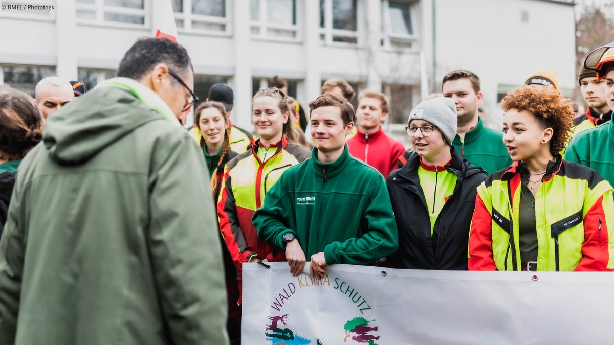 BMLEH_Bund's tweet photo. Für den Umbau unserer Wälder hin zu mehr #Klimaresilienz und #Klimaschutz brauchen wir qualifizierte Fachkräfte in allen Bereichen. Sie werden auch in Oberstufenzentren ausgebildet - ein solches hat BM @cem_oezdemir heute zum #TagDesWaldes besucht. https://t.co/ZrsuVxQpHf